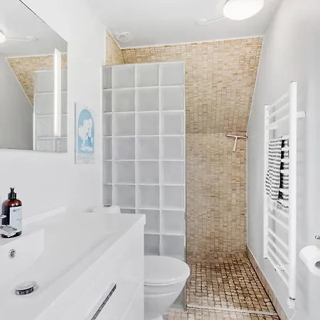 בית נופש Three-bedroom With Sea View 04