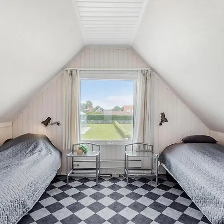 Three-bedroom With Sea View 04 בית נופש *