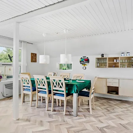 בית נופש Three-bedroom With Sea View 04 *