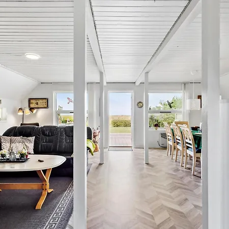 בית נופש Three-bedroom With Sea View 04 *